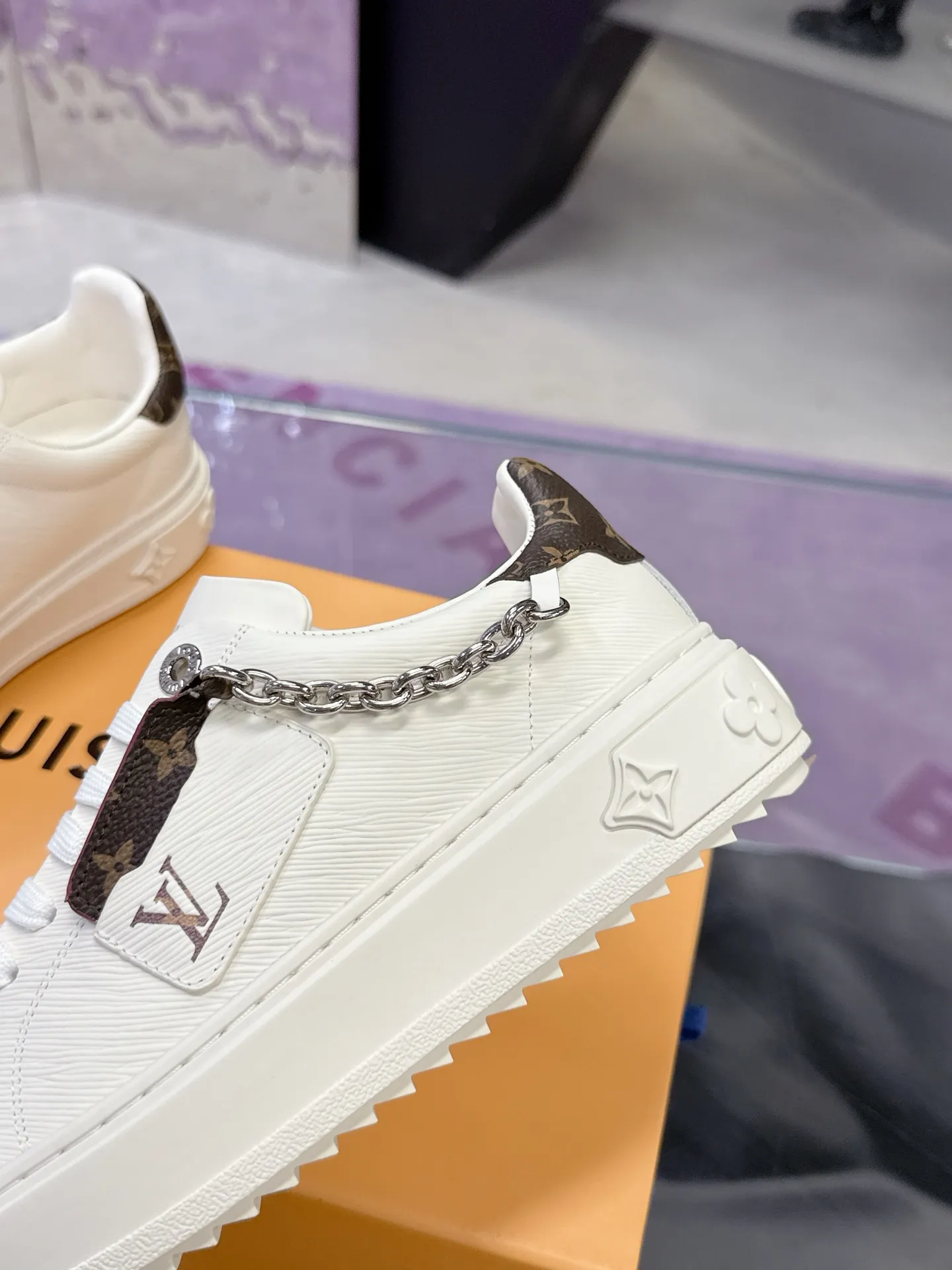Factory price: 640💰 Louis Vuitton Louis Vuitton 25ss new style💗 Presbyopic chain sneakers, white shoes, many Internet celebrity fashion bloggers plant grass, simple shoe shape grid design, brand LOGO embossing, hardware buckle, presbyopic stitching, LV Circle rubber patch on the tongue with rich details 🌹 Original custom silk cowhide on the upper, water-dyed cowhide on the inside, one-piece molding process EVA feet 😄 Original open molded T men's shoes 💰U outsole LV white shoes series Size: 35-40